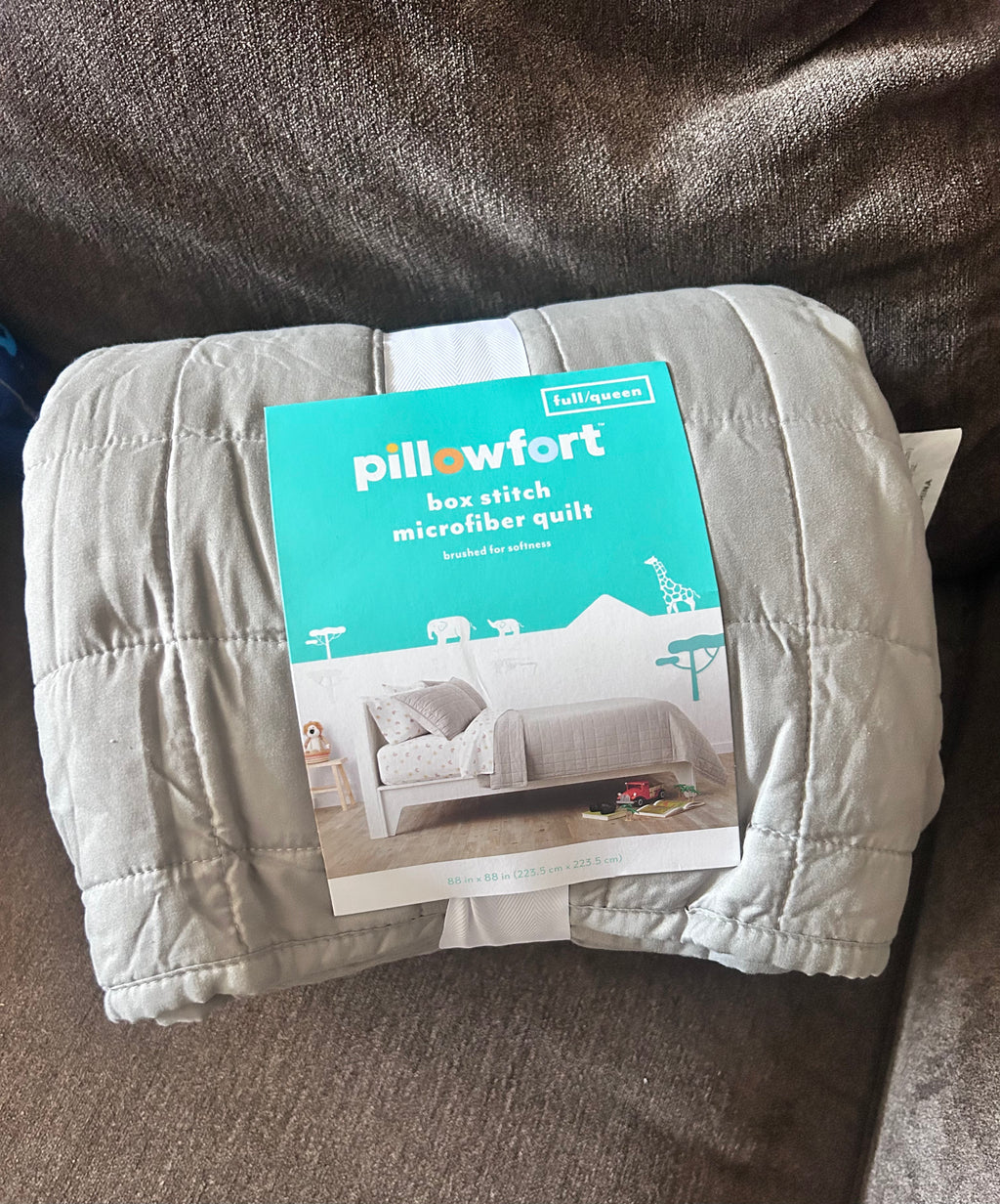 New Pillowfort Full/Queen Box Stitched Quilt- Gray