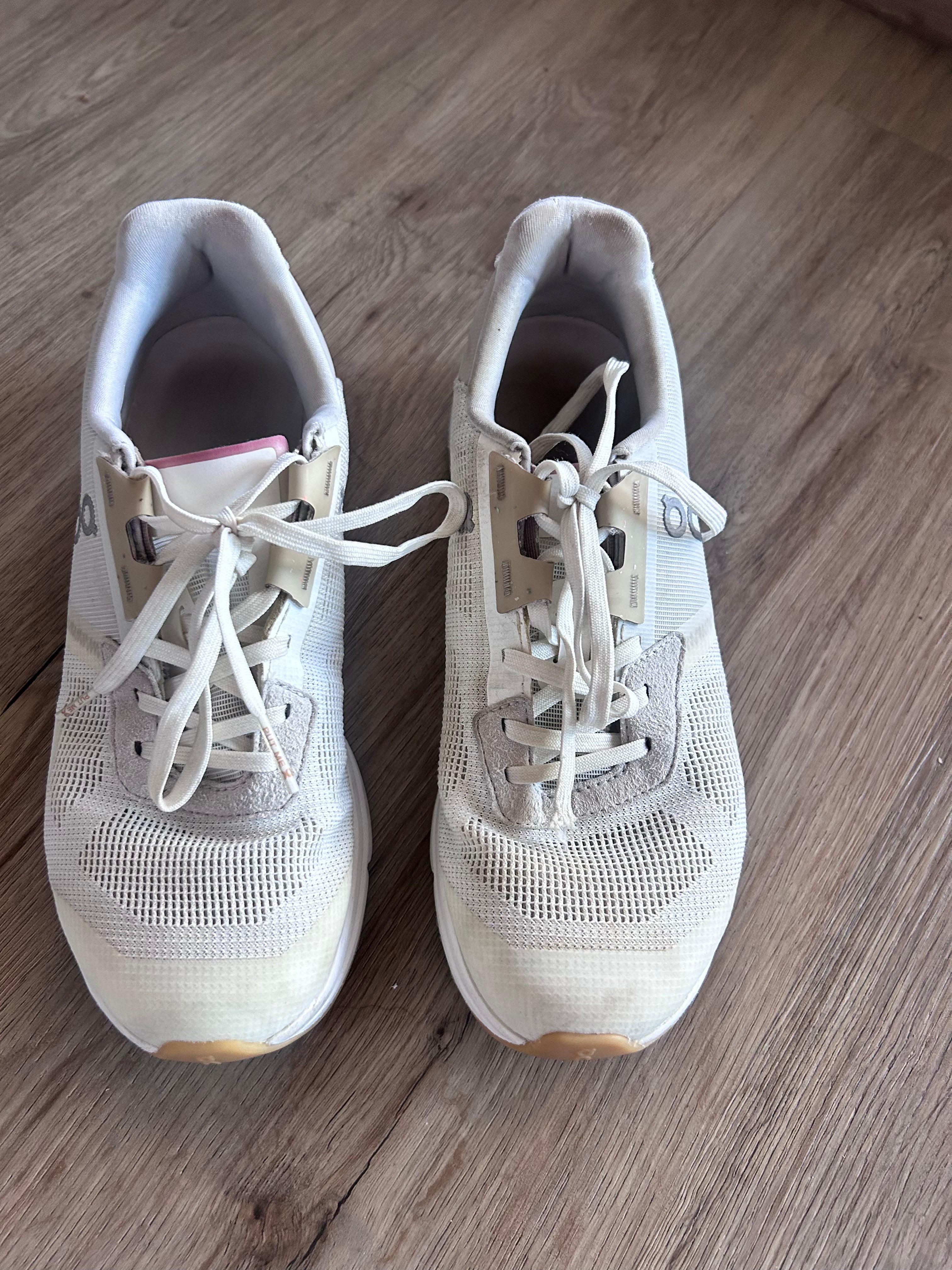 Women's ON OnCloud OnRift Women's Running Shoes White/Frost *FLAWED*